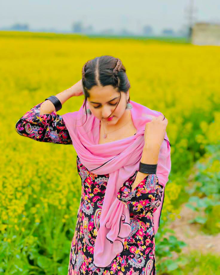 punjabi alone girl pic for dp​