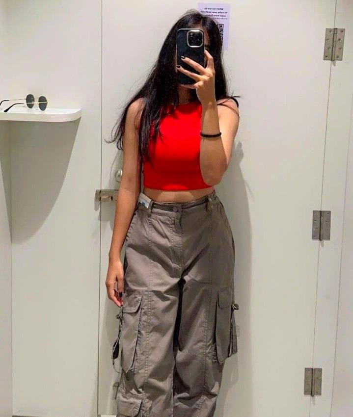 cool photo poses for girls in jeans​