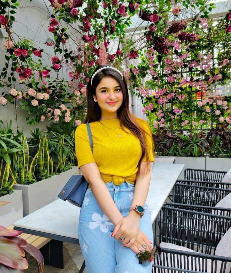 photo poses for girl in jeans shirt​