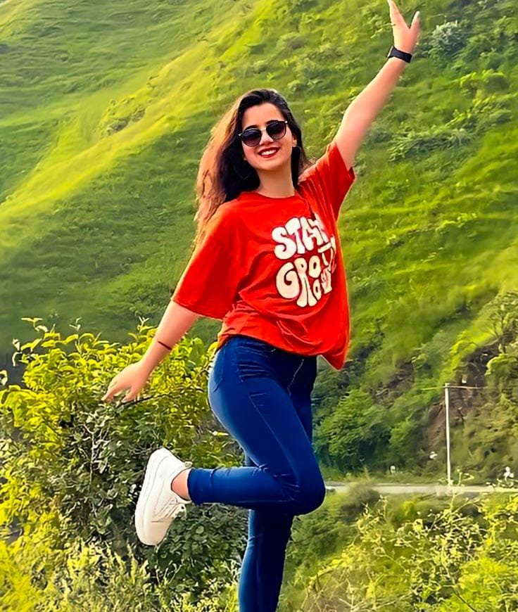 poses for girls in jeans pant sitting​